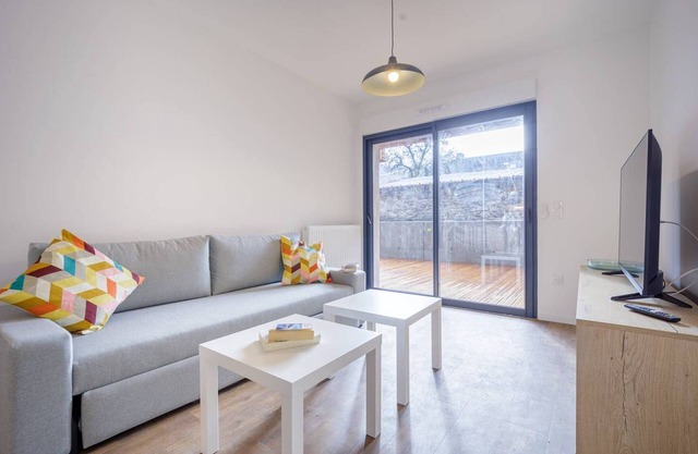 New Modern Apartment for 6 Near Shops & SkyVall Lift in Loudenvielle