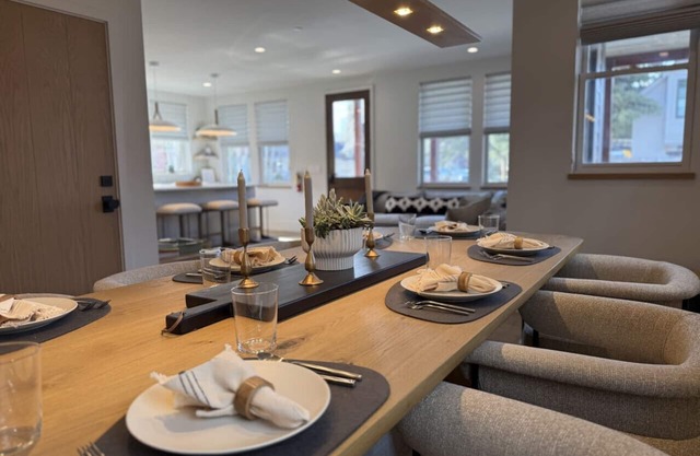 New Modern Mtn 3BR Retreat in Downtown CB