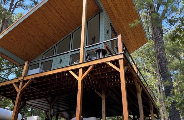 New Modern Treehouse Cabin with Hot Tub on Norfork Lake- Ozark Mountains-Remote