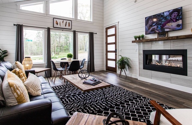 NEW! "Moonlight Rest" Luxury Couples Cabin. 1 Bdrm; 1 Bth; Sleeps 4 Hot tub