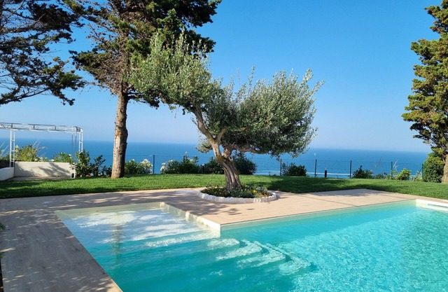 New on the Trabocchi Coast, villa with pool facing the sea.