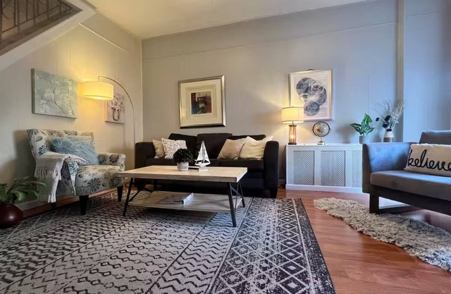 NEW ON VRBO ★ Fed Hill★Family★ 3BR 2BA★2 Parkings★Full Kitch★Walk score 92