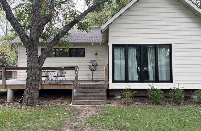 New one bedroom guesthouse with deck, centrally located in Hyde Park, Austin.