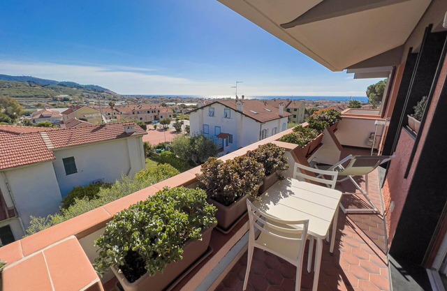 New, panoramic apartment in Diano Castello