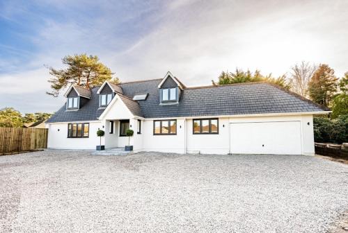 NEW! Perfect for Families & Contractors 5BR home with Parking & Garden - Excellent Location!