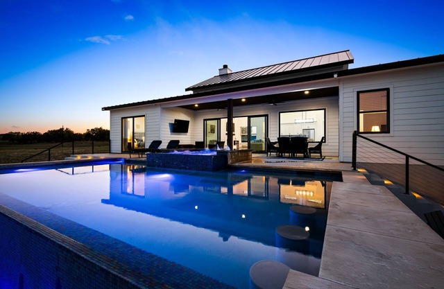 NEW Pool, Hot Tub, Fire Pit, Views on 10 acres, 5 mins from DT Johnson City!