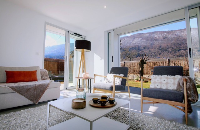 New - PRIVATE GARDEN - 500m from the lake - 1 parking lot - 4 stars mountain view