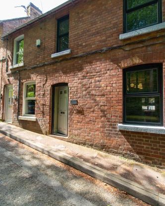 NEW Refurbished May 2025 Stylish Cottage Ashbourne Peak District Alton towers Derbyshire