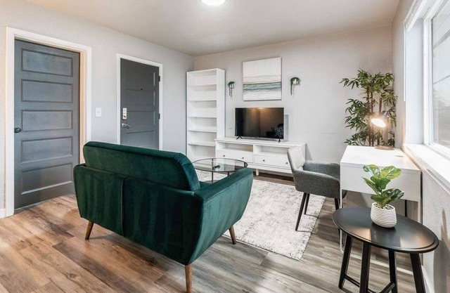 NEW Remodeled 1BR Downtown Tacoma Apartment close to Tacome Dome,.