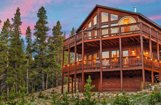 NEW! Sauna Hot tub 2 King Beds Game Room Near Breck Mtn views