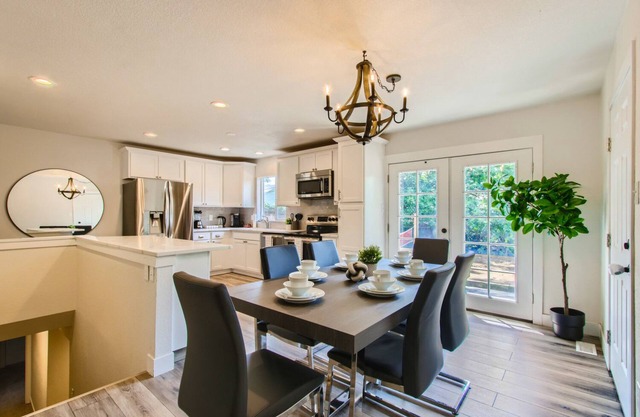 NEW, Spacious 5B w/Backyard |Pet Friendly| Near DT