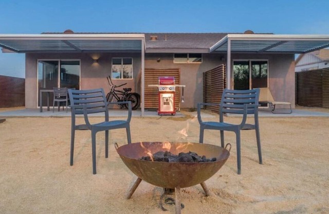 *NEW* Split Rock Cottage | Hot Tub | One Block From Joshua Tree Village