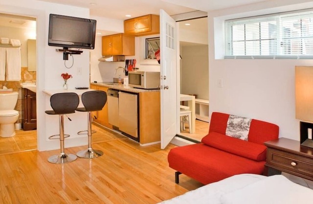 New studio/carriage house w/parking