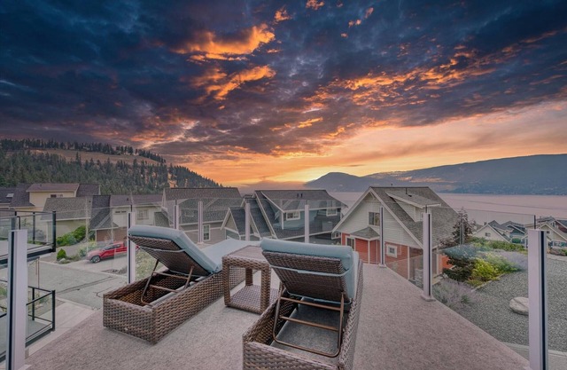🌟NEW- STUNNING LAKE VIEWS🌅 PETS🐶FAMILIES👨‍👩‍👧‍👦GOLF CART & FIRE TABLE🔥