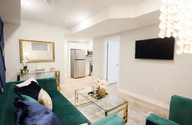 NEW & Stylish 1BR Unit w/Parking | 4 Mins to Falls