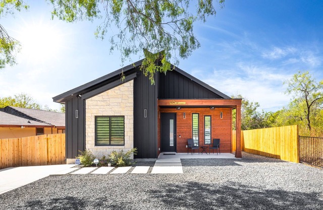 New Texas Home close to downtown San Antonio, TX & minutes to Frost Bank Center
