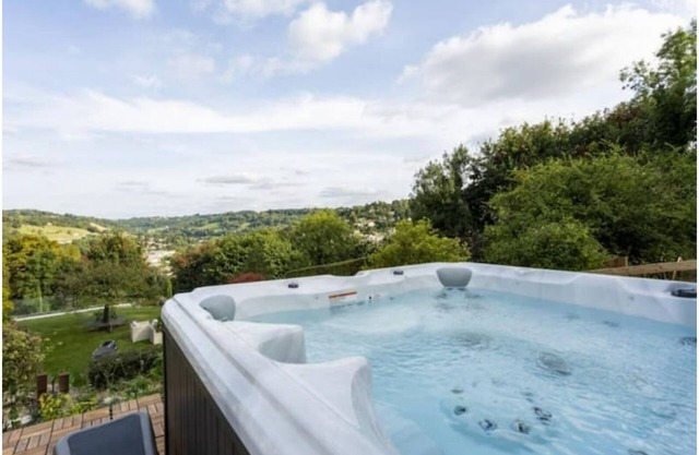 NEW TO VRBO! Stunning 5-bedroom villa with hot tub, pure Cotswolds luxury