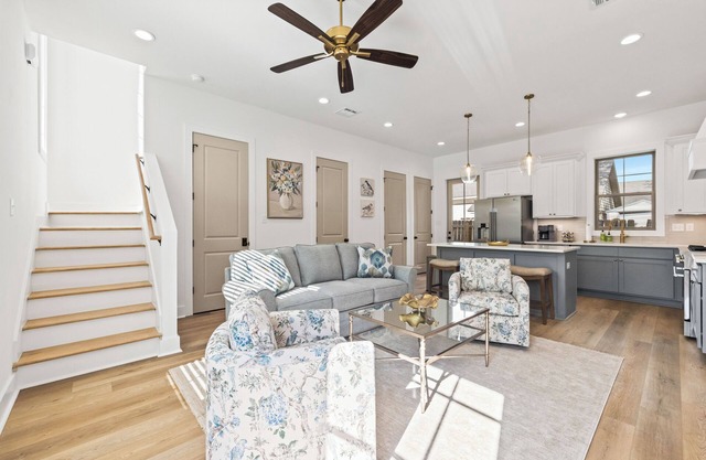 -NEW- Townhome - River Ranch - King Bed - A+ Location.
