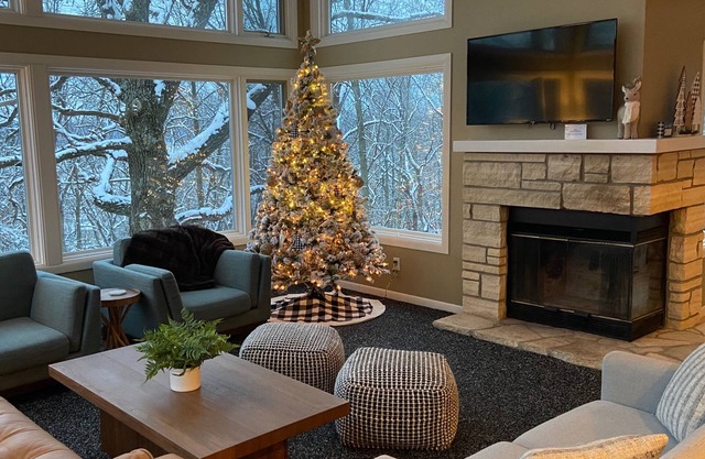 NEW! Treehouse! Holiday Decorated! 🐶 friendly. Dec 26-28th Discount