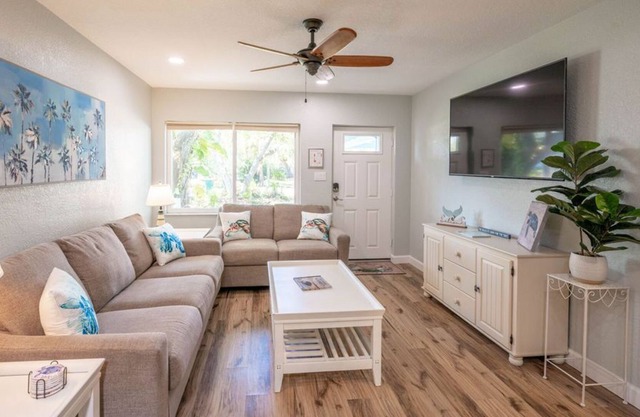 NEW! Tropical Oasis-Walk to the Beach & Downtown!