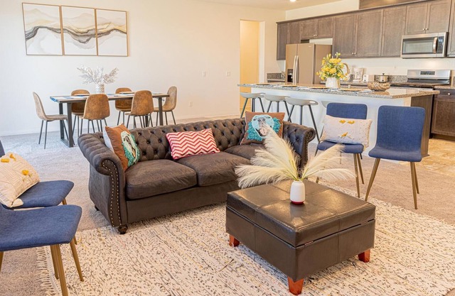 New TwoStory Home 6b4b w/Mountain View /Riverside