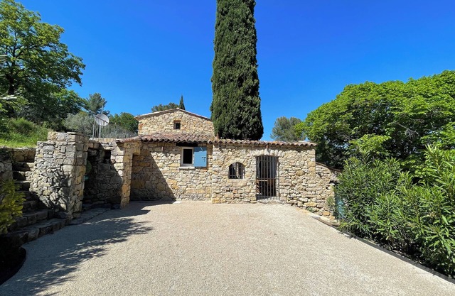 NEW VERY BEAUTIFULL MAS PROVENCAL WITH POOL IN THE HEART OF PROVENCE