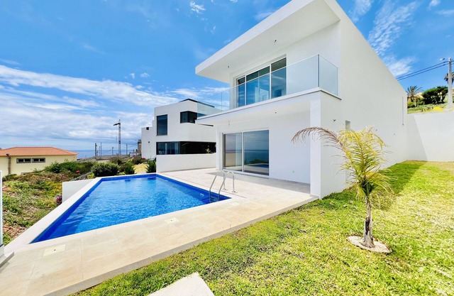 NEW Vila Calma by Your Madeira Rentals a stylish Villa with stunning views.