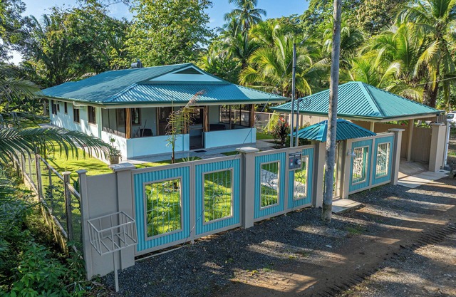 New Villa! well-appointed home-3 min walk to beach, near Manuel Antonio Quepos