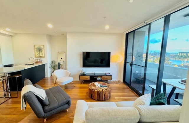 Newcastle Harbour View, 2 Bed, 2 Bath, Free Parking