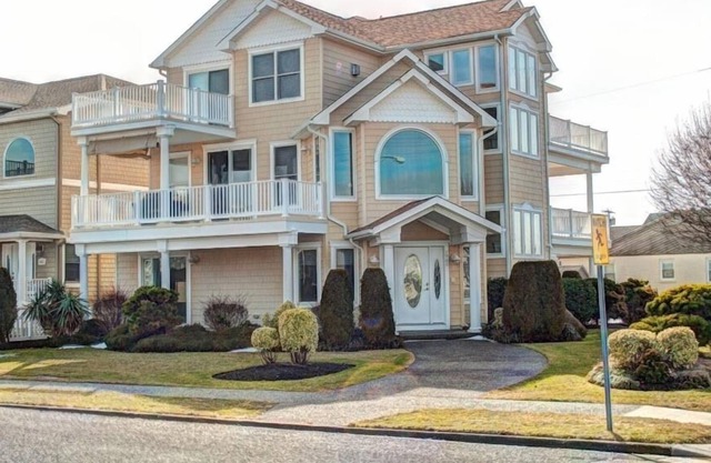 Newer 4BR Home - Prime Location - Close To Everything - New rental