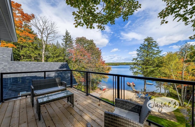 Newly renovated, 4 + 1 bdrm, 2 bath, Turtle Lake, Sand Beach, Privacy!