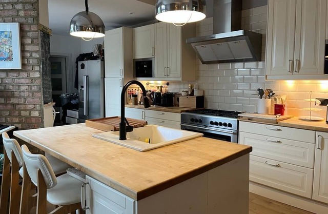 Newly Added- Very comfortable, Cosy decorated 4-bed London home / Good Transport