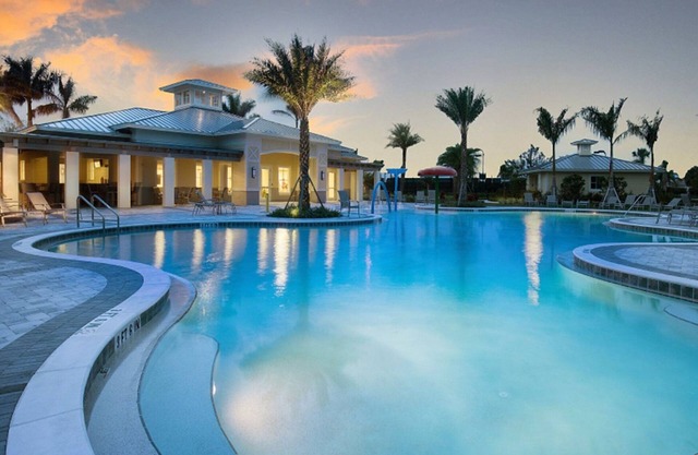 Newly Built 4-Bedrrom House with private pool, Spa, AC and WiFi in Naples
