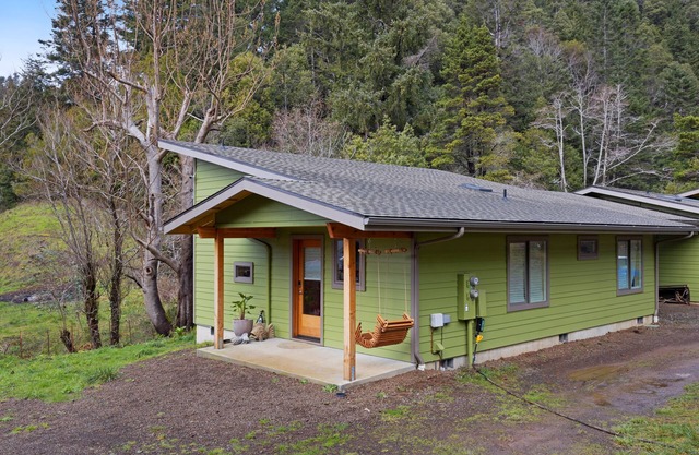 Newly Built, Dog-Friendly, Colorful Creekside Home - One Mile to the Ocean