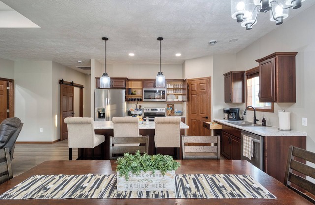Newly built in May 2025 near golf course! One king room for two guests
