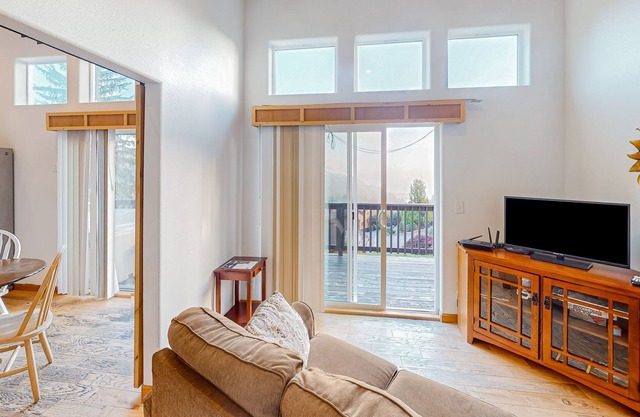 Newly built, ocean view cabin with a beautiful deck & prime location