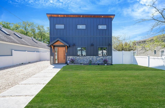 Newly Constructed 3-bedroom Modern Farmhouse - walk to Greenport Village!
