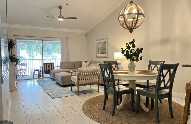 Newly furnished 2/2+Den 1,315 sq ft condo!