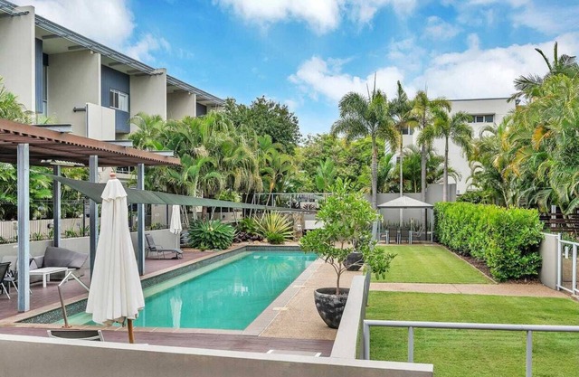 NEWLY FURNISHED APARTMENT/3BEDROOM with 4BEDS, LARGE POOL, BACK DECK & GARDEN.