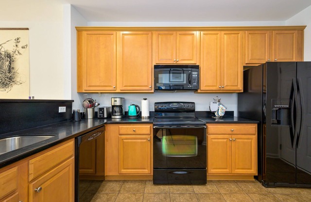 Newly Furnished-Dog Friendly TH/Fenced Yard/Scrnd porch/Pool-Ideal location.