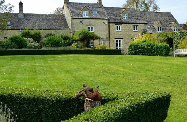 NEWLY REDECORATED GORGEOUS GRADE II LISTED WITH DESIGNER CUSTOM FURNISHINGS