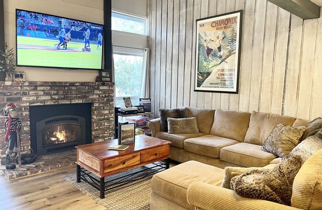 NEWLY REMODELED - 3 bed/3bath Sleeps 10 Chamonix - Walk to Canyon Lodge