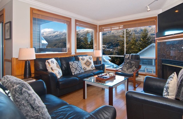 Newly remodeled Dec 2024, Private Hot tub ,easy walk to ski path for ski in/out at Creekside Gondola