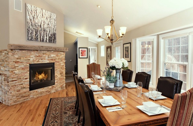 Newly Renovated Mtn Home w/views, backyard oasis, 2 grills, near dwtn & Pools