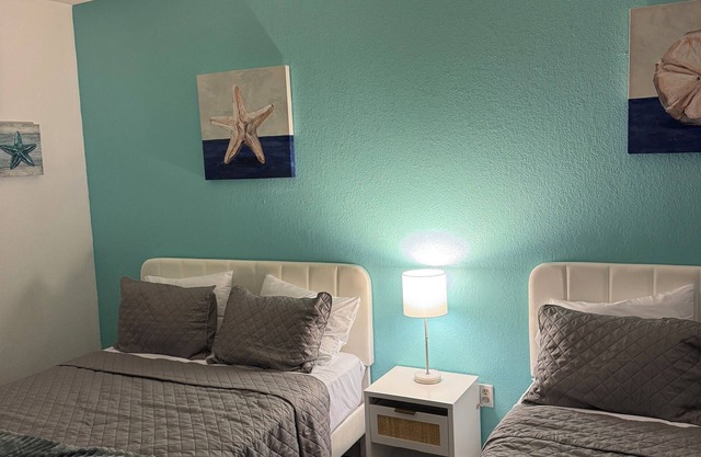 Newly renovated 1-Bedroom Condo Near Universal studios/Orlando, with pool.