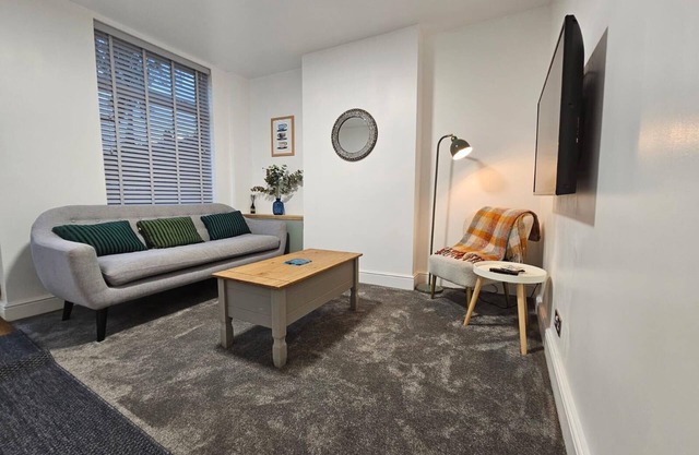 Newly Renovated 2 Bed with Garden & Parking