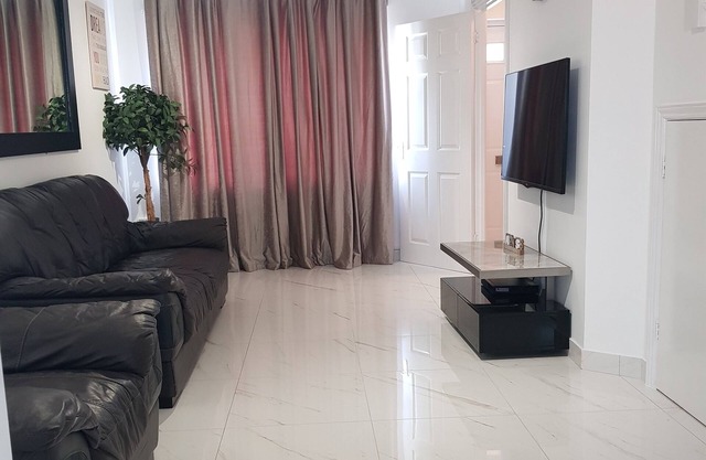 Newly renovated 2 bedroom with garden & free parking