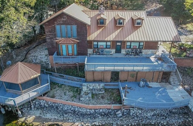 Newly Renovated 7 Bedroom Lakefront Vacation Home