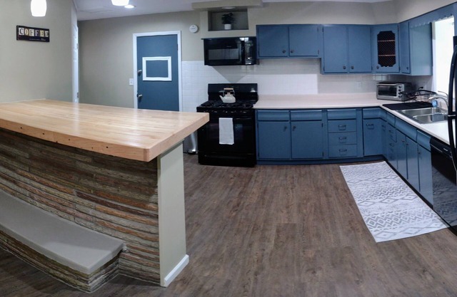 Newly Renovated Cozy Spot, Steps from Downtown