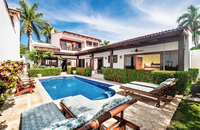 Newly renovated 3-bedroom house with private pool in Playa Langosta